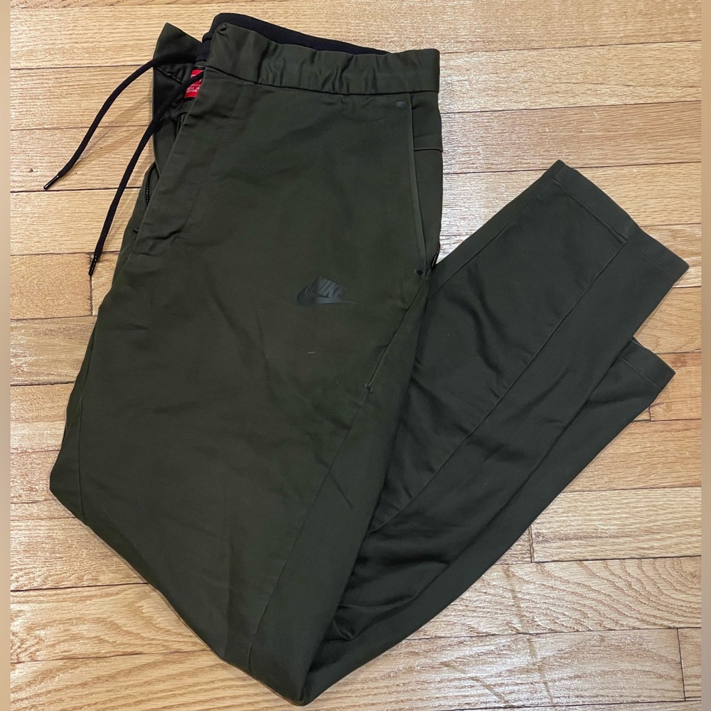 Nike Tech pants : Olive